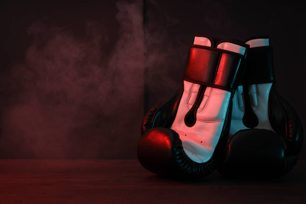 Concept van boksen en sport levensstijl met bokshandschoenen - Foto, afbeelding