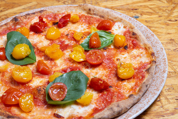 rustykalna włoska pizza z mozzarellą, serem i liśćmi bazylii - Zdjęcie, obraz