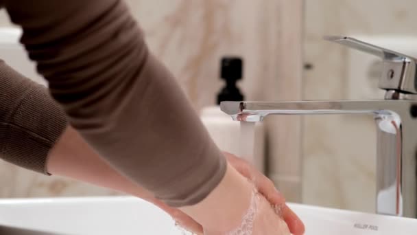 Osoba s bílou pletí si v létě umývá ruce vodou, hygienou pokožky a ochranou před koronavirem, myje si prsty, zastavuje šíření bakterií, stříkanců a kapek mouchy - Záběry, video