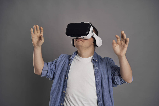 Mies, jolla on untuvaoireyhtymä ja VR-lasit  - Valokuva, kuva