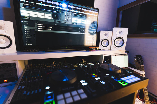 01.15.2023 - Βαρσοβία, Πολωνία - πλήρης εικόνα ενός στούντιο στο σπίτι με soundsynthesizers, ηχεία, οθόνη και κιθάρες. Υψηλής ποιότητας φωτογραφία - Φωτογραφία, εικόνα