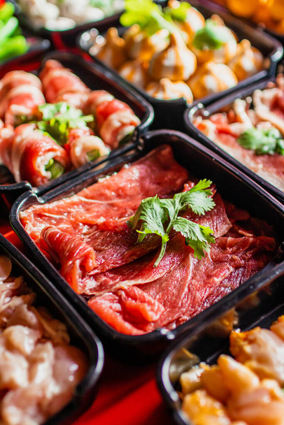 Kiválasztott szeletelt hús japán yakinikunak. Húst grillezni a különböző grillezőknél - Fotó, kép