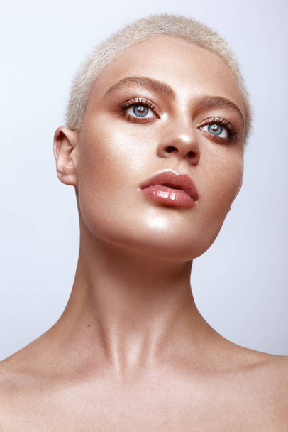 Beauty portrait of model with natural make-up and short hair - Fotoğraf, Görsel