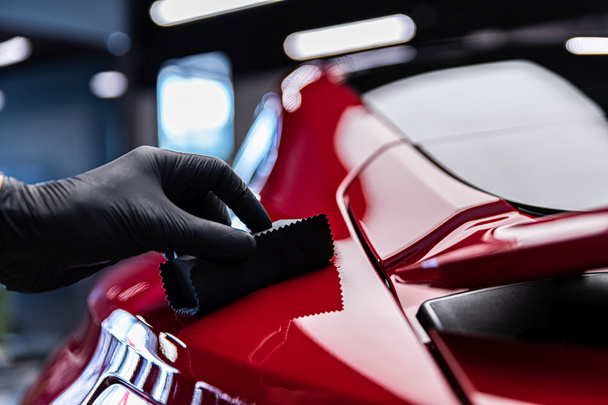 Soveltaminen keraaminen pinnoite auton yksityiskohtaisesti studio tai autopesu. Kaunis punainen automaali. - Valokuva, kuva