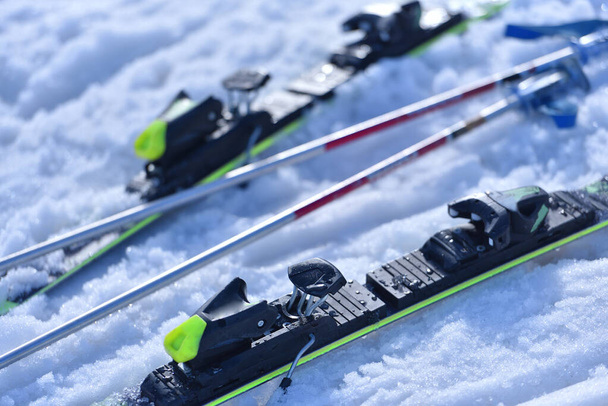 Nach der Fahrt - Ski rasten auf verschneiten Pisten nach einem erlebnisreichen Tag - Foto, Bild
