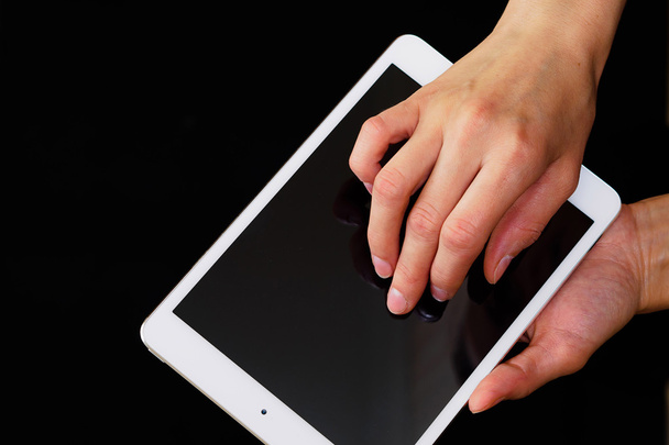 Holding ve tablet pc dokunmadan eller - Fotoğraf, Görsel