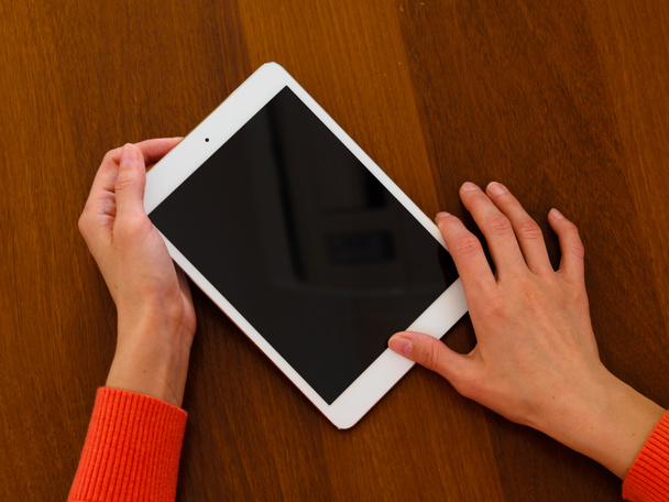 Generic tablet tartó női kezek - Fotó, kép
