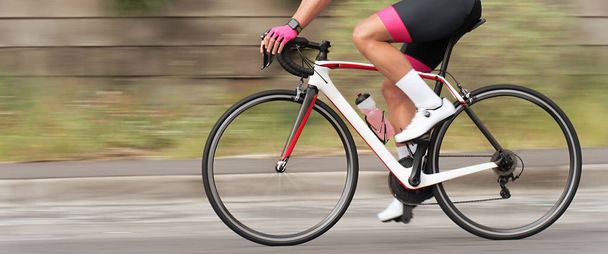 Bisikletli adam bisiklete biniyor, yarış bisikletine binen bir sporcu. Kullanılan tarama tekniği - Fotoğraf, Görsel