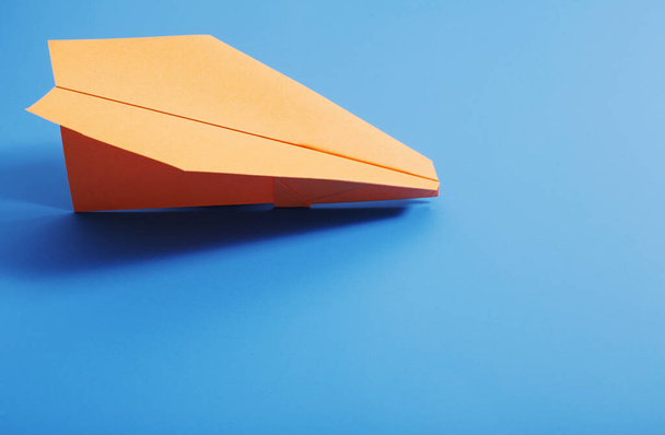 paper plane on blue color background - Foto, Imagen