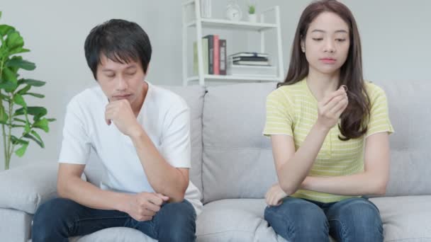 Divorcio. Las parejas asiáticas están desesperadas y decepcionadas después del matrimonio. El esposo y la esposa están tristes, molestos y frustrados después de peleas. desconfianza, problemas de amor, traiciones. problema familiar, amor adolescente - Imágenes, Vídeo