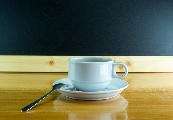 Zátiší šálek kávy na dřevěný stůl - Fotografie, Obrázek