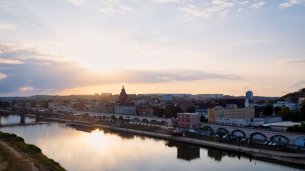 In Gorzw Wielkopolski wurde an einem sonnigen Tag ein Drohnenfoto mit der Warthe, dem Dom und dem Stadtzentrum gemacht. - Foto, Bild
