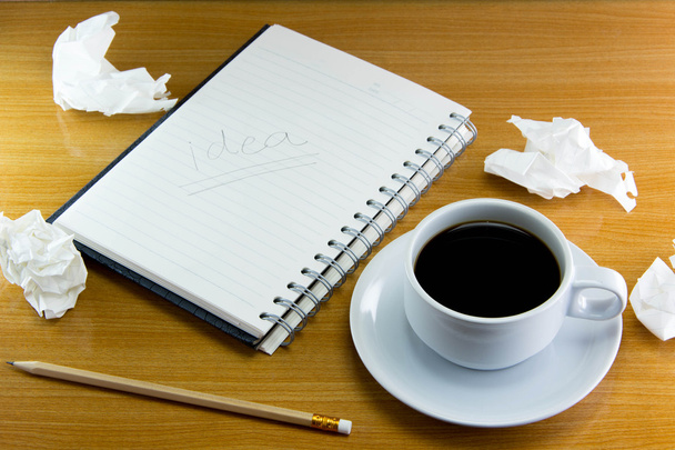 Tvůrčí proces káva na talířek s Poznámkový blok a pero na zalesněný - Fotografie, Obrázek