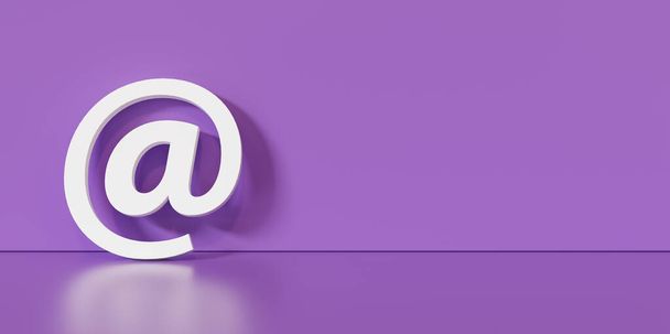Εικονίδιο Email ή στο σήμα ακουμπά σε ένα μωβ τοίχο ως έννοια επικοινωνίας, copyspace για το δικό σας κείμενο.  - Φωτογραφία, εικόνα