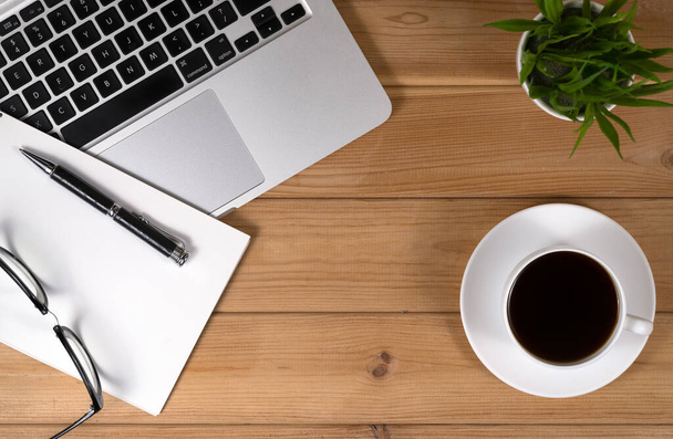 csésze kávé, laptop, toll, szemüveg egy fa háttér - Fotó, kép