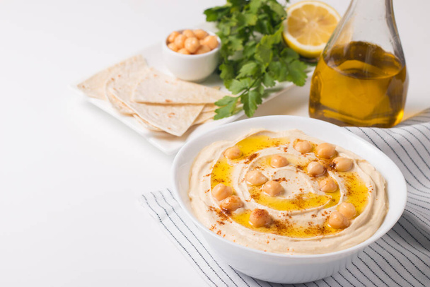 Hummus w talerzu z ciecierzycy, wędzonej papryki, oliwy z oliwek i  - Zdjęcie, obraz