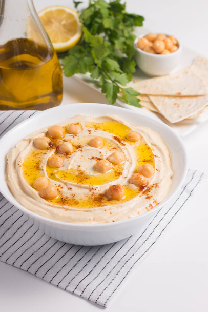 Hummus dans une assiette de pois chiches, paprika fumé, huile d'olive et  - Photo, image