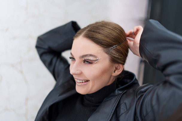 Mulher de beleza caucasiana feliz aplicando adesivos invisíveis instantâneos no rosto em um bastidores - Foto, Imagem