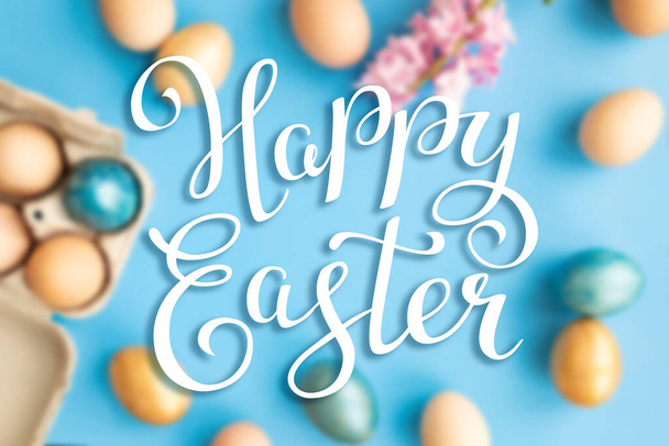 Φωτεινά πασχαλινά αυγά με χαρούμενα γράμματα του Πάσχα, εορταστική έννοια. Επιλεκτική εστίαση. - Φωτογραφία, εικόνα