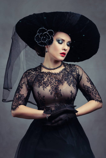 Femme fatale nő fekete divatos kalap és csipke ruha - Fotó, kép