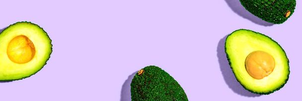Fresh avocado halves overhead view - flat lay - Foto, Imagen