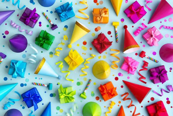 Colección de fondo de objetos de fiesta de cumpleaños coloridos en colores arco iris - Foto, Imagen