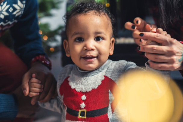 lindo niño alegre mirando a la cámara, medio primer plano concepto de Navidad. Foto de alta calidad - Foto, Imagen