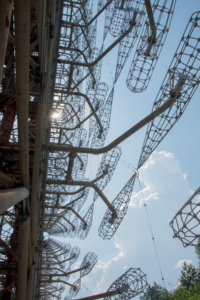 Riesige Metallkonstruktion für militärische Zwecke. Verlassenes Erbe der UdSSR. Geheimes Duga-Radar in Tschernobyl. Hochwertiges Foto - Foto, Bild
