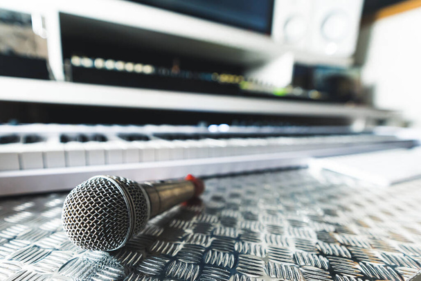 microfone em frente ao piano elétrico, conceito home studio. Foto de alta qualidade - Foto, Imagem