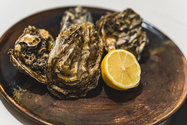close-up van Holland oesters met citroen. Hoge kwaliteit foto - Foto, afbeelding