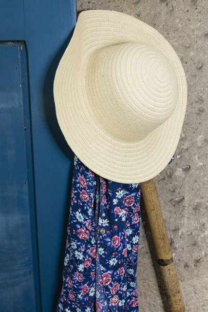 Chapeau de soleil, tablier et bêche
 - Photo, image
