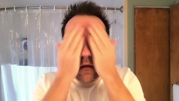 Mann trägt Gesichtscreme auf - Filmmaterial, Video