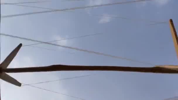 forgatható nagy fa és kötél orsó segítségével selyem szövés szál - Felvétel, videó