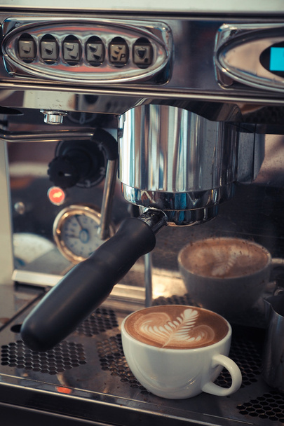чашка кофе латте искусства на деревянном фоне в винтажном цвете
  - Фото, изображение