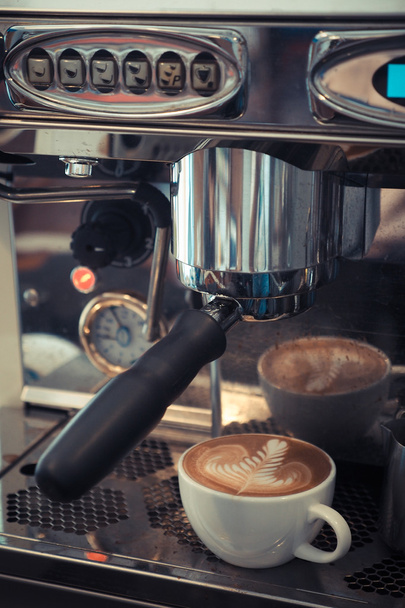 fincan kahve latte sanat vintage renkli ahşap arka plan üzerinde  - Fotoğraf, Görsel