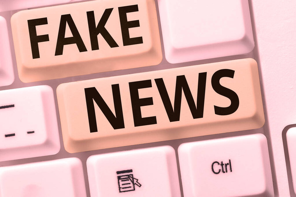 手書きテキスト｜Fake News, Business Conceptメディアによって真実ではない人々に情報を提供する - 写真・画像