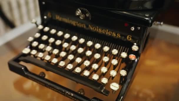 Uma máquina de escrever REMINGTON NOISELESS 6. Imagens 4k de alta qualidade - Filmagem, Vídeo