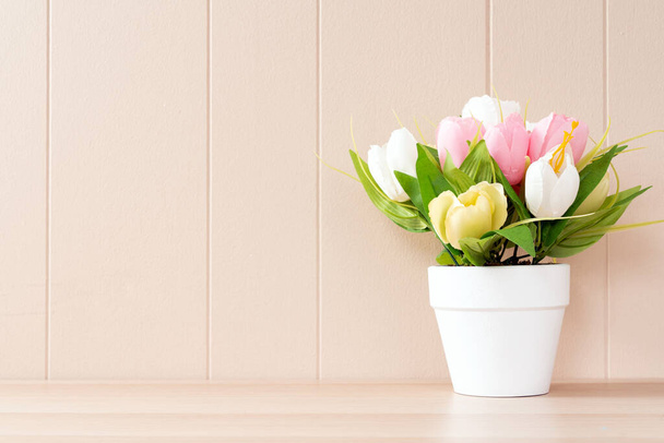 Pot pasztell tulipán virágok fehér alapon - Fotó, kép