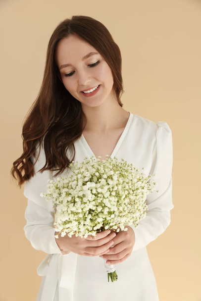 Happy bride with beautiful bouquet indoors. Wedding day - Foto, Imagen