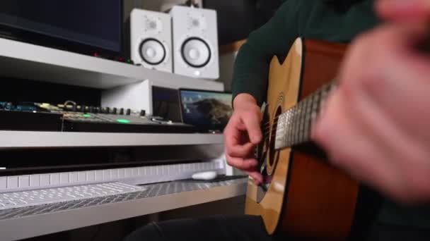 jovem tocando em uma guitarra acústica, conceito de música close-up. Imagens 4k de alta qualidade - Filmagem, Vídeo