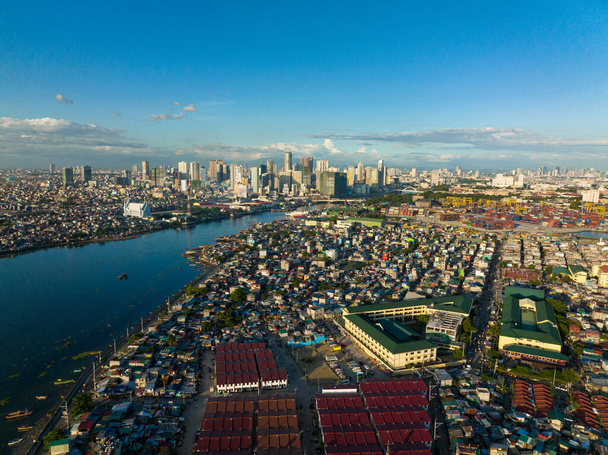 Bovenaanzicht van panorama van de stad Manilla met wolkenkrabbers en het havengebied. - Foto, afbeelding