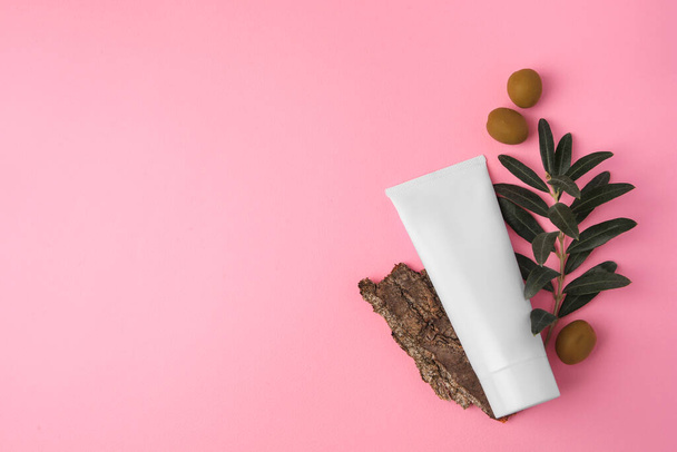 Natural cosmetic. Flat lay composition with olive cream on pink background. Space for text - Foto, Imagem