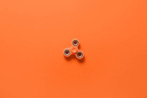 Современный прядильник на оранжевом фоне - Фото, изображение