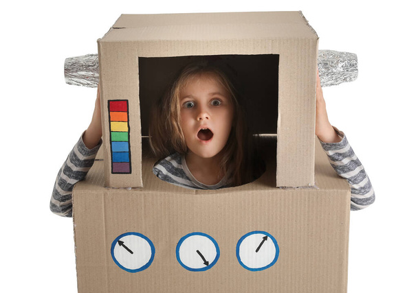 Šokovaný holčička v kartonu robot kostým na bílém pozadí - Fotografie, Obrázek