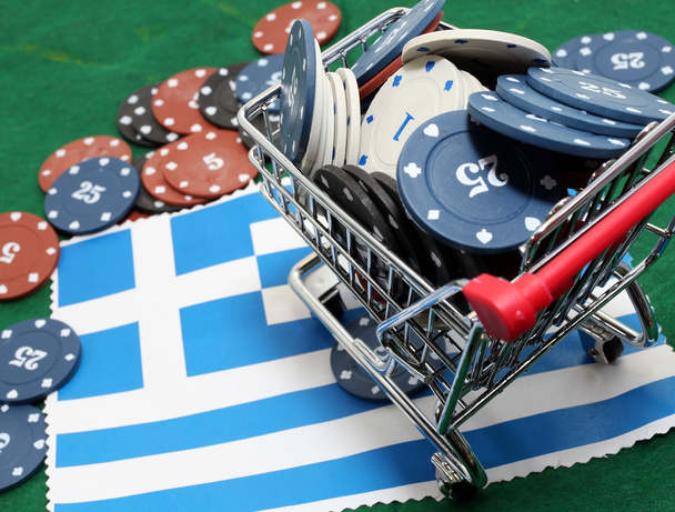 Nákupní košík plný kasino čipy nad řecká vlajka - Fotografie, Obrázek