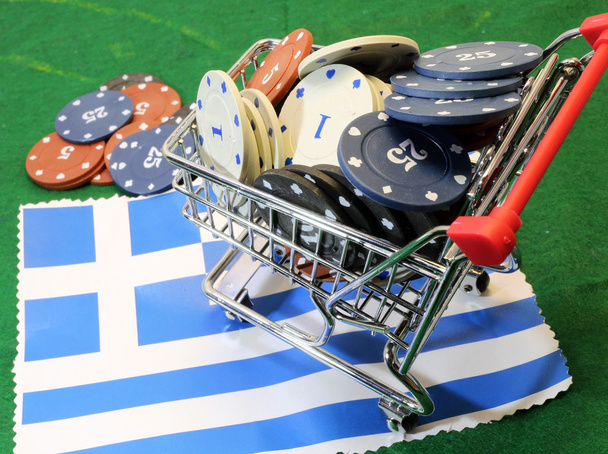 Carrito de compras lleno de fichas de casino sobre la bandera de Greece to ga
 - Foto, imagen