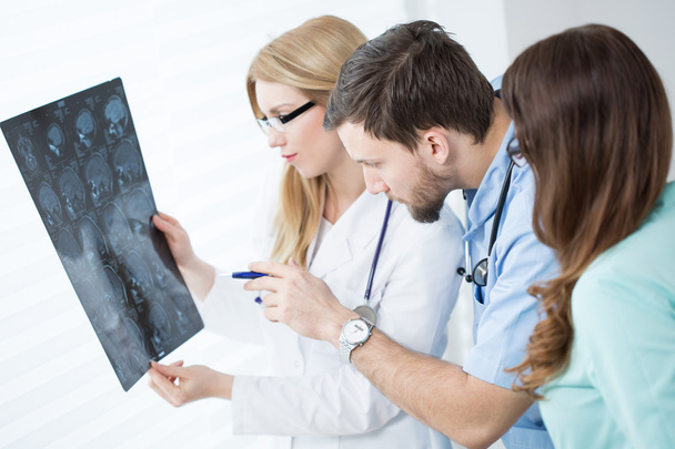 Doctors looking at brain MRI - Foto, afbeelding