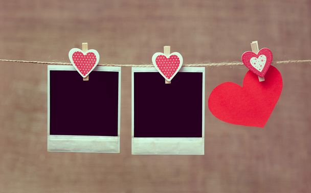 Δύο ψηφιακές κορνίζες φωτογραφιών polaroid και καρδιά για ημέρα του Αγίου Βαλεντίνου με vint - Φωτογραφία, εικόνα
