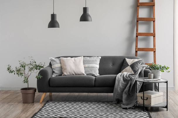 Interiér obývacího pokoje s pohodlnou pohovkou a žebříkem - Fotografie, Obrázek