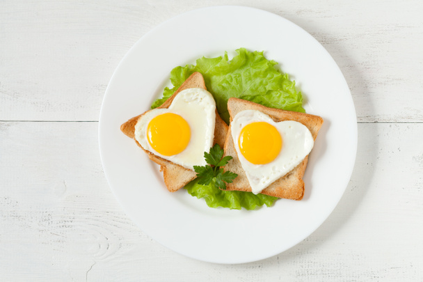 Concept van gezond ontbijt - sneetjes volkoren toast met t - Foto, afbeelding